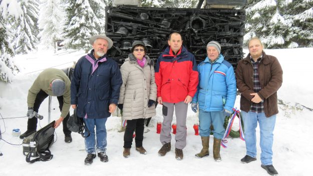 Delegacija brez praporščaka Petra pred spomenikom (003)