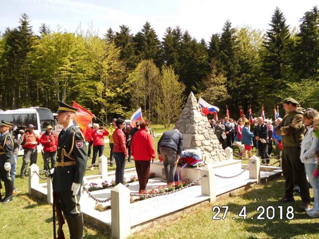 Polaganje vencev pred osrednjim spomenikom NOB
