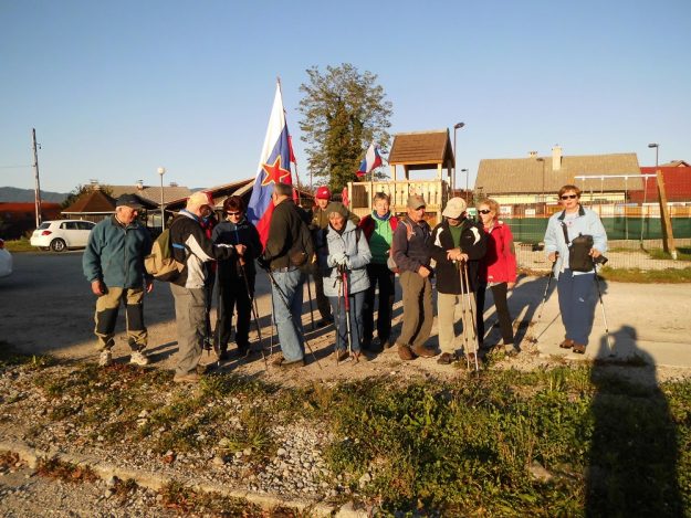 Razpoloženi pohodniki pred odhodom-1