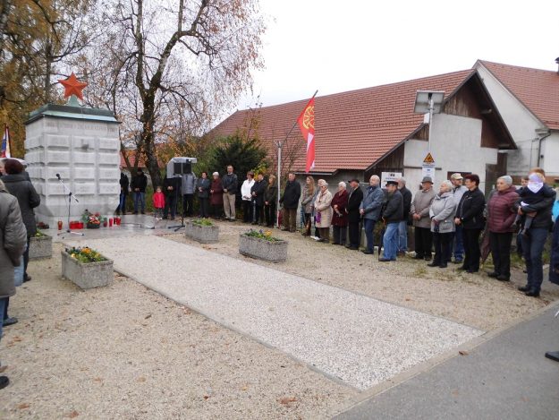 1 Udeleženci na komemoraciji pred pravkar obnovljenim spomenikom NOB