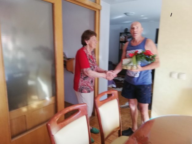 1. Novi predsednik KO ZB Tabor podarja šopek jubilantki Malki.