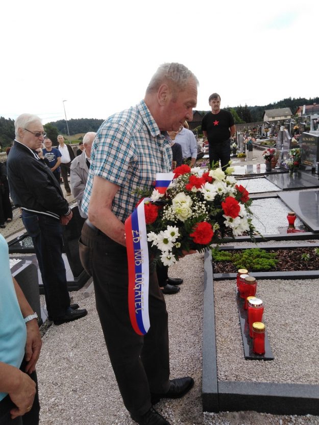4. Ferdinand Malnar polaga cvetje na prerani grob Branka Rupnika
