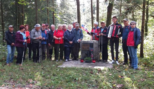 9. Še skupinska slika ob spomeniku kurirju Tončku v Lomu