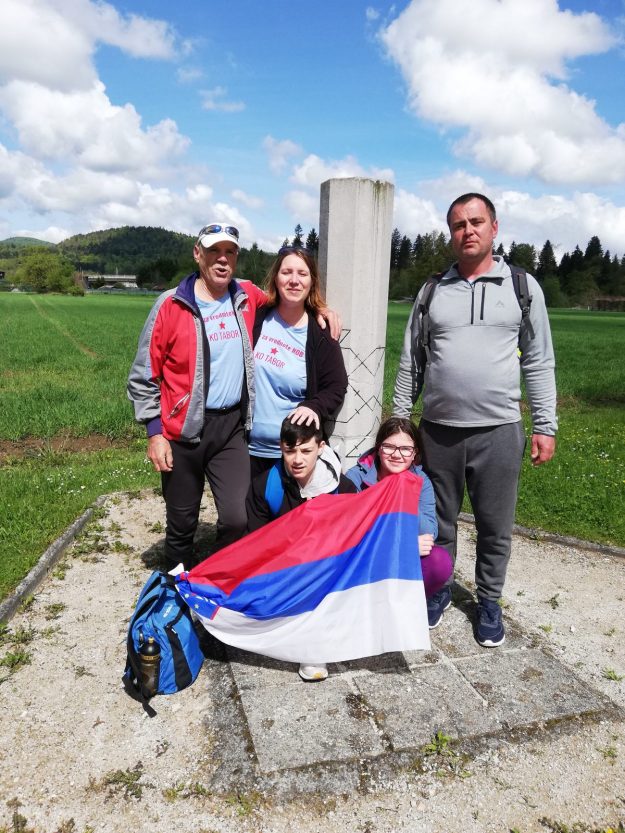 1. Ivan, Lea, Boštjan, Tim in Tea ob pomniku po poti ob žici okupirane Ljubljane