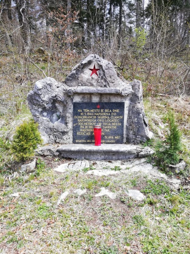 8 Spominsko znamenje NOB Antonu Ključarju v Kališah, po zasaditvi cipres