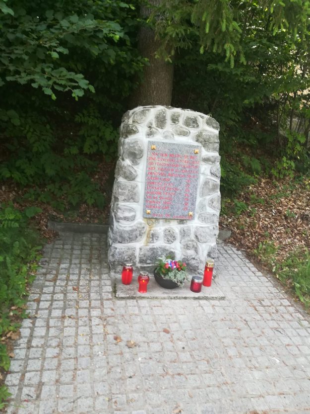 1. Obnovljeno spominsko obeležje NOB 8. talcem v Ljubgonji
