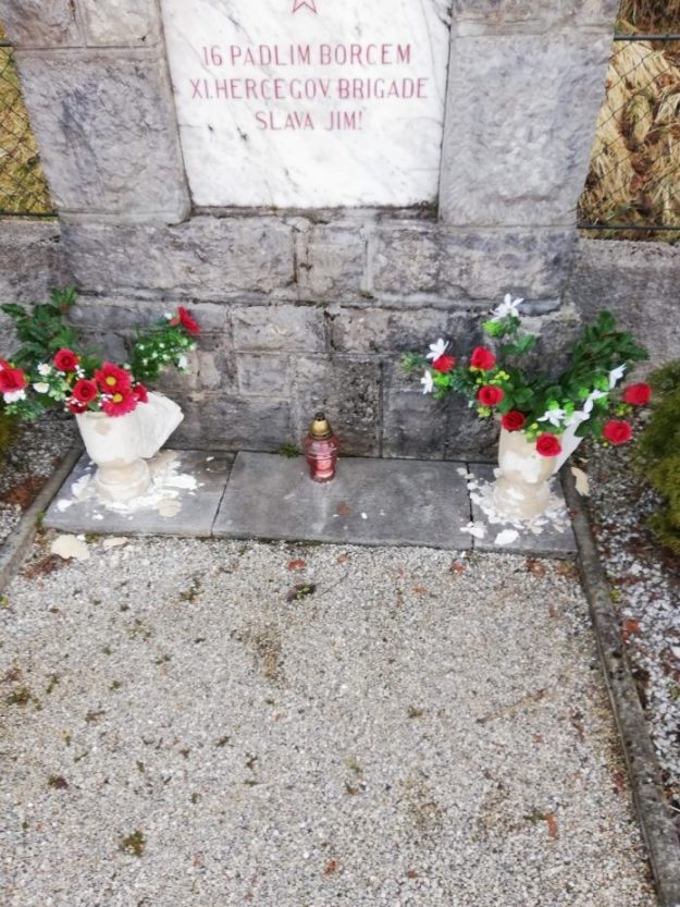 Razpadli vazi, Grobišče hercegovskih partizanov, Grčarevec, 18. marec 2021 Foto: Ivan Pergovnik