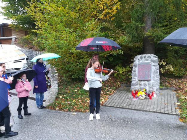 4. Učenka Ema je uvodoma zaigrala na violino.