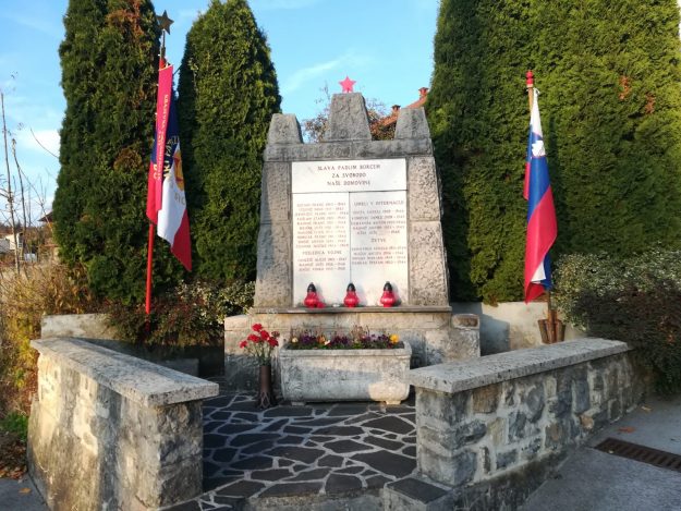 9. Spomenik v NOB padlih krajanov Laz, pred začetkom komemoracije.