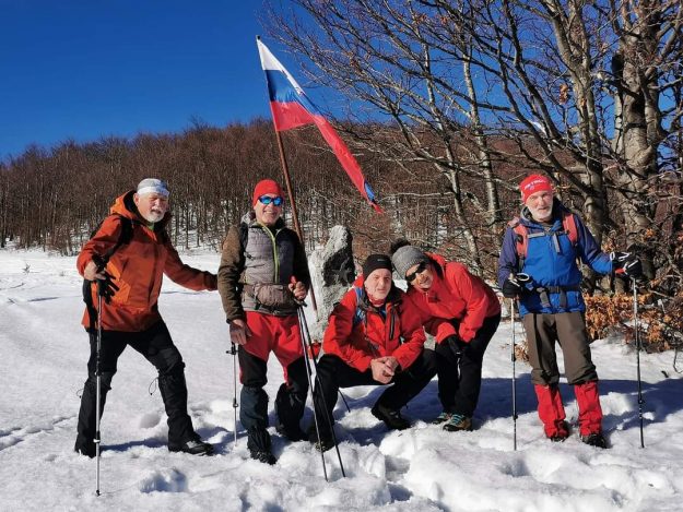3. Pohodniki na cilju, pri spominskem obeležju borcem Gradnikove brigade.