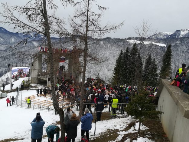 1. Osrednji govorec prvi predsednik Milan Kučan.