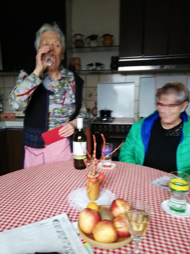 1. Marinka Dolenc nazdravlja ob svoji 80-letnici.
