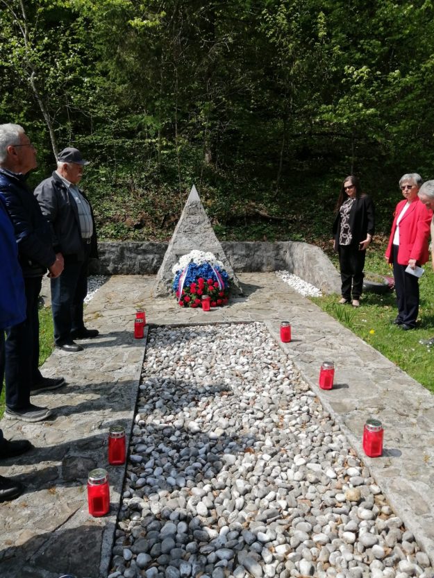 5.Venec je položen sveče gorijo v čast in spomin padlim v I., II. svetovni vojni in v vojni v Ukrajini.