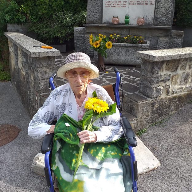 10. pred prireditvijo je gospa mati Čamernikovih deklet obiska spomenik NOB in ga okrasila z svežim cvetjem.