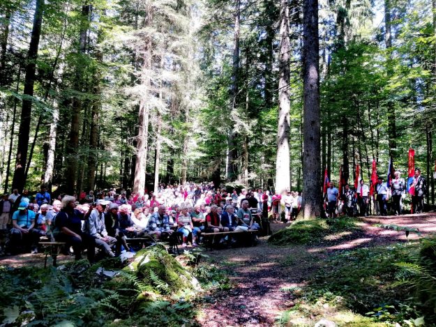 1. Množica udeležencev na Spominski slovesnosti, ob 80-letnici poboja ranjencev.