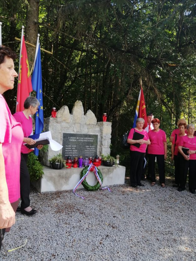 6. Venec v spomin talcem položen.