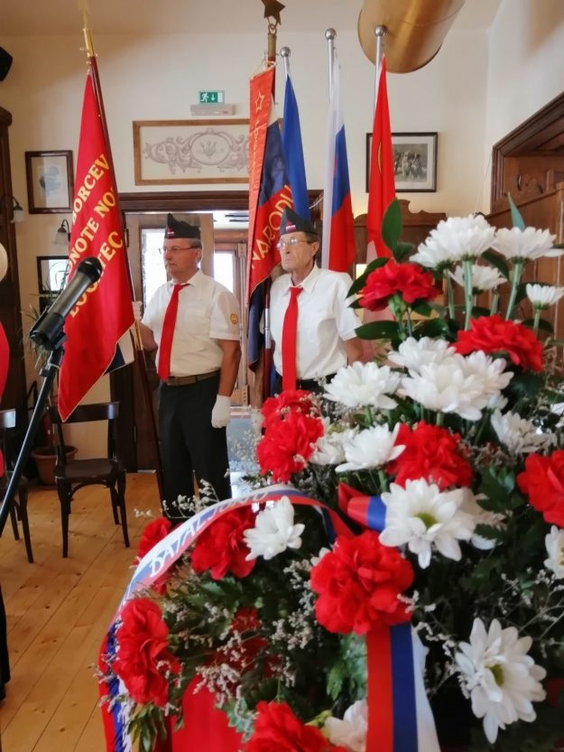 1. Praporščaka Peter in Bojan v strumni drži.