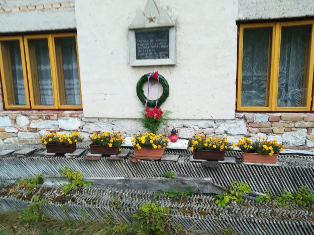 1. Spominska plošča Jožetu Popitu, borcu Dolomitskega odreda na domačiji Korenč V Žibršah.