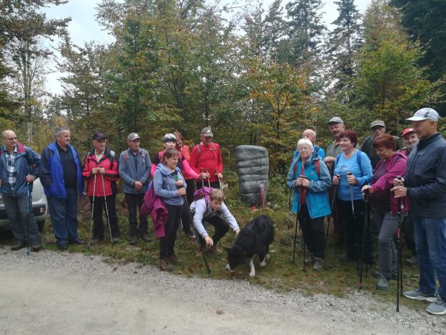 4. Sledil je drugi postanek pri spominskemu obeležju.