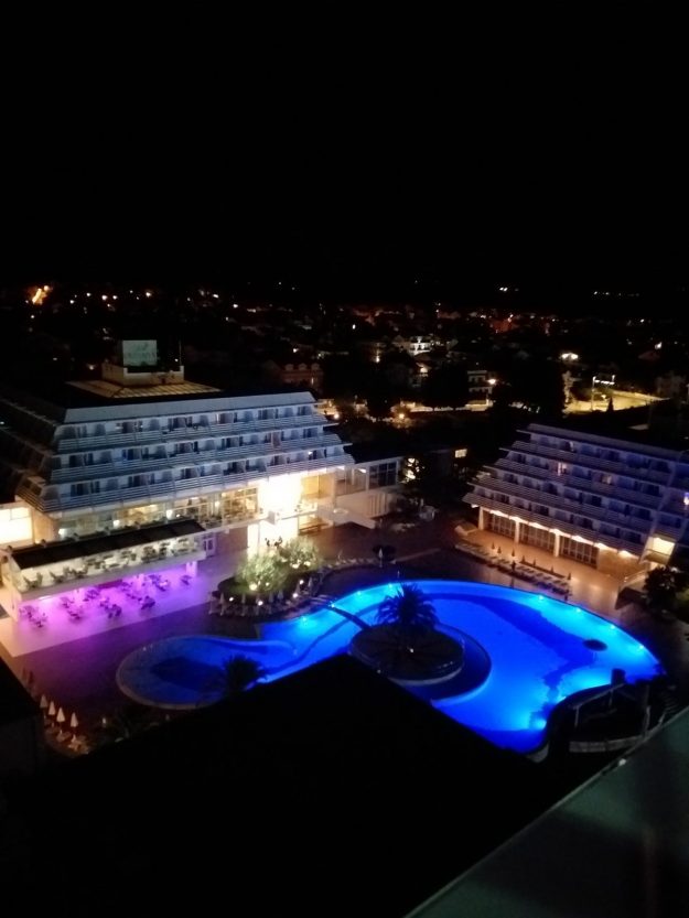 9. Letovišče Vodice ponoči.