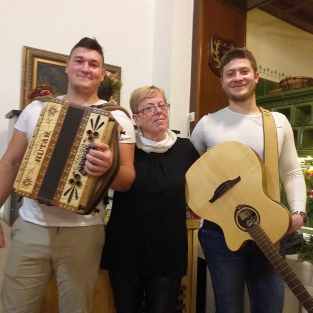 1. Muzikanta Žan in Gaj v družbi organizatorke Nade Čamernik.