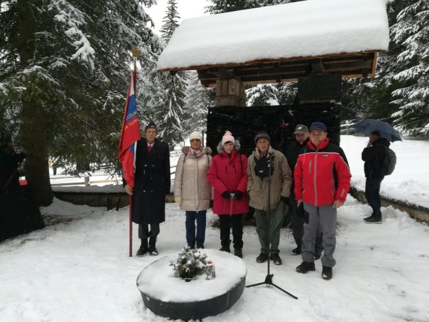 8. Naši udeleženci pred spomenikom NOB na Goreljku.