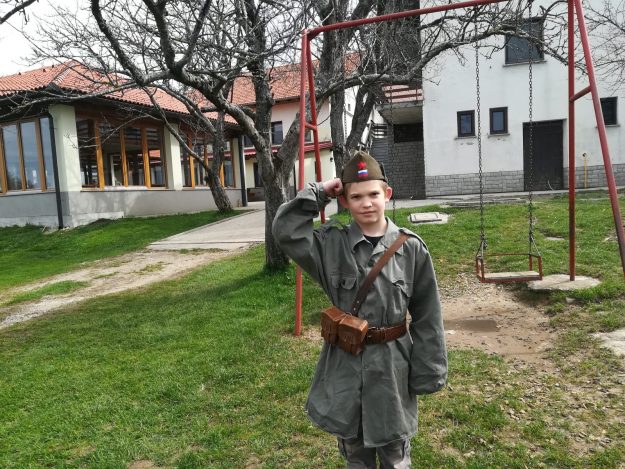 1. Srečanje s pionirjem v strumni drži.
