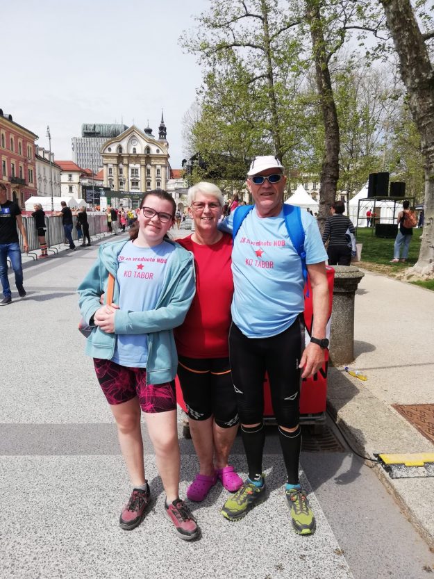 3. Člani KO Tabor nasmejani po koncu 12 km hoje ob žici okupirane Ljubljane.