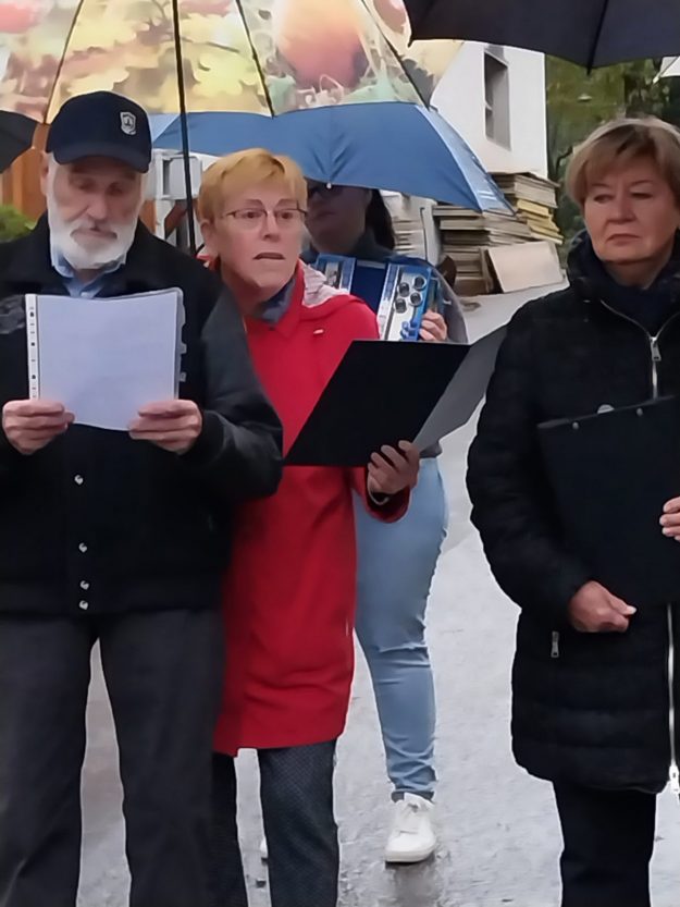 2. Franci in Nada bereta avtorsko pesem Franca Pupisa.