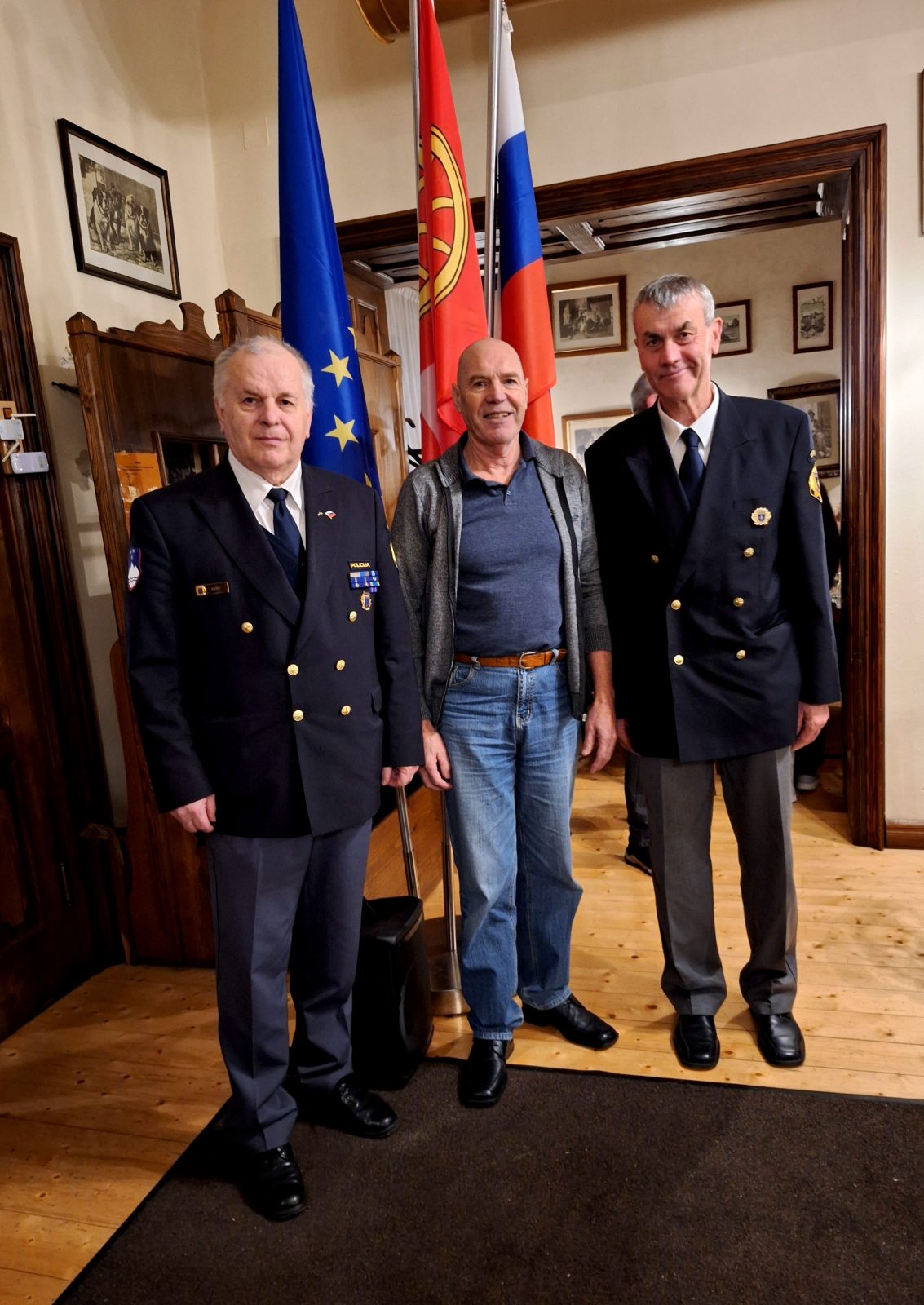 15. Novo izvoljeni predsednik Ivan Pergovnik v družbi gostov Sever iz Vrhnike