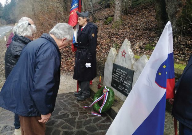 4. Polaganje venca in prižiganje sveč v čast Ljubi Bavdek