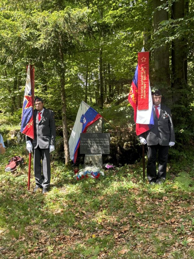 16.praporščaka ob spominski plošči