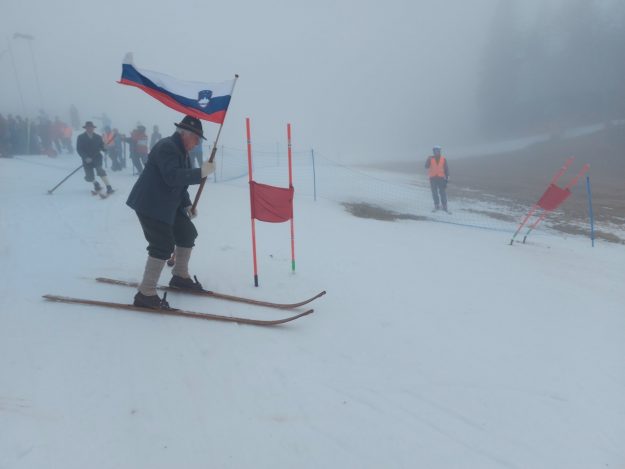 Zastava je prva…