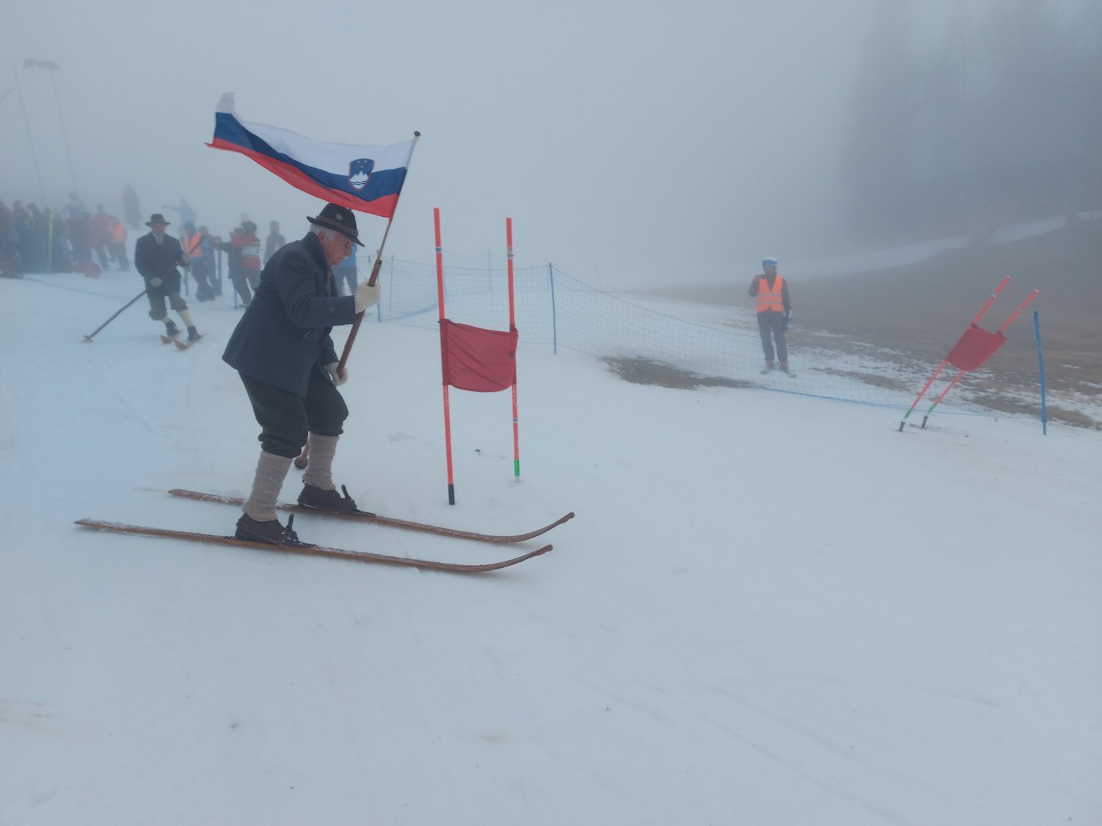 Zastava je prva…