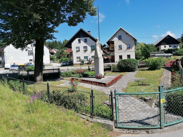Brezhibno urejena okolica spomenika nob v hotedrici