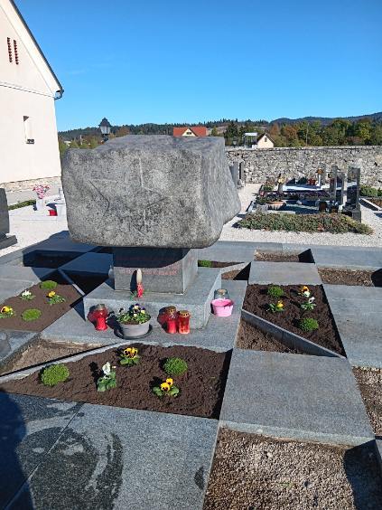 LENASSIJEV SPOMENIK V SVOJEM SIJAJU